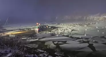 Samochód w stawie w powiecie włocławskim. Służby prowadziły nocną akcję