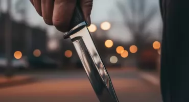 Atak z nożem we Włocławku. Kobieta ugodzona nożem przed blokiem