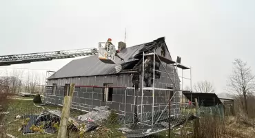 Pożar domu w Unisławicach w Gminie Kowal. 47-letnia kobieta trafiła do szpitala