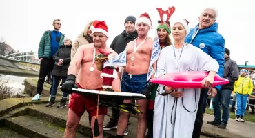 Mikołajkowe przepływanie Wisły 2025 we Włocławku po raz dziesiąty. Morsy znów przyciągnęły tłumy