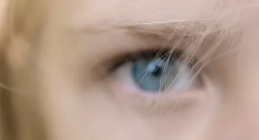 Gdy skóra traci gładkość — skąd bierze się efekt „skórki pomarańczy”?