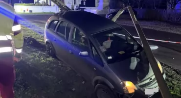 Opel wypadł z drogi i złamał słup
