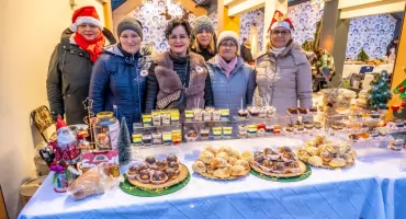 Powiatowy Jarmark Bożonarodzeniowy i Stoły Wigilijne 2025 w Brześciu Kujawskim. Enej gwiazdą wydarzenia