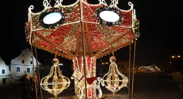 Włocławski Jarmark Bożonarodzeniowy 2025 już jutro. Zobacz, jak Włocławek wystroił się na święta