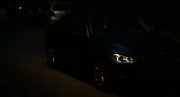 Pijany wsiadł do otwartego BMW i chciał wyrwać stacyjkę. Policja przerwała nocną akcję