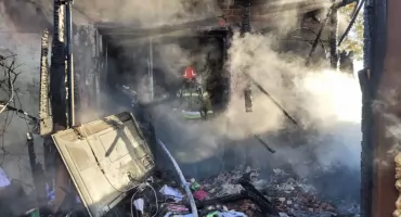 Pożar domu jednorodzinnego w Gołaszewie. Na miejscu sześć zastępów straży