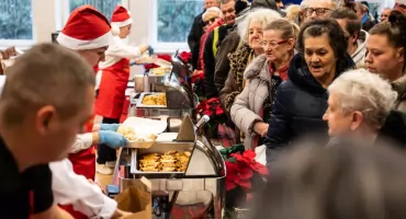 Wigilia Miejska 2025 w ratuszu we Włocławku. Mieszkańcy spotkali się przy wspólnym stole