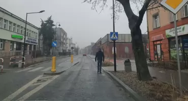 Szklanka na drogach i chodnikach we Włocławku. Kierowcy i piesi ostrzegają: jest bardzo ślisko