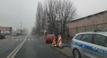 Wypadek na ul. Łęgskiej we Włocławku. 33-latka uderzyła w latarnię, chwilę później kolejna kolizja