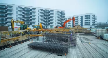 Siódmy blok przy ul. Celulozowej we Włocławku rośnie. Trwają intensywne prace budowlane