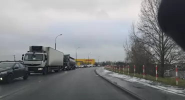 Kolejki aut przy zaporze we Włocławku. Remont ronda daje się we znaki kierowcom