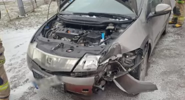 Wypadek w Skokach w gminie Włocławek. Samochód uderzył w znak drogowy