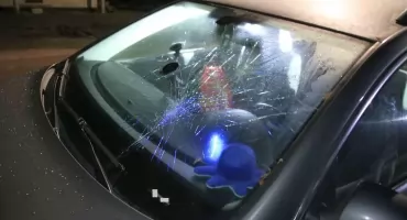 Pijany wandal rozbił szybę w zaparkowanym aucie. Grozi mu więzienie