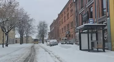 Trudne warunki na drogach we Włocławku. Śnieg nie odpuszcza,  kolejny alert IMGW