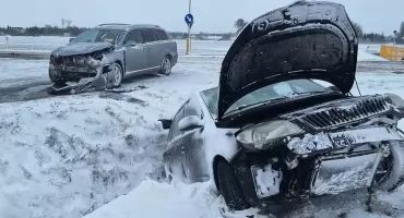 Zderzenie dwóch aut na obwodnicy Lubrańca. Skoda wpadła do rowu