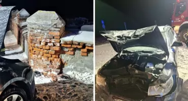 Samochód uderzył w mur cmentarza w Dąbiu Kujawskim. 18-latka w szpitalu