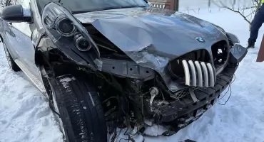 Uszkodziła auto i ogrodzenie, poszła na zakupy i uciekła. Kierująca BMW miała ponad dwa promile