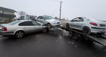 Zderzenie osobówki z lawetą. Kierowca trafił do szpitala
