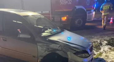 Osobówka zderzyła się z ciężarówką na DK 62. 19-latka nie ustąpiła pierwszeństwa