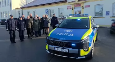 Funkcjonariusze z Chodcza odebrali nowy radiowóz. Samorządy wsparły policję