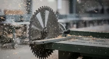 Poważny wypadek przy pracy w zakładzie drzewnym we Włocławku