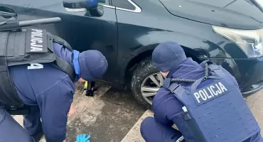 Złapana guma i silny mróz. Szybka pomoc policjantów na ul. Kaliskiej