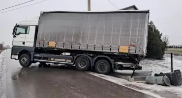 Ciężarówka stanęła w poprzek drogi. Kilka pojazdów utknęło na śliskiej jezdni