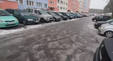 Śliski parking przy Wienieckiej we Włocławku. Mieszkaniec alarmuje o braku reakcji
