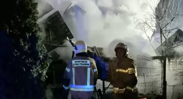 10 zastępów straży w akcji we Włocławku. Zamarznięte hydranty utrudniały gaszenie pożaru