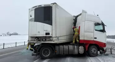 Wypadek na A1 w regionie. Samochód ciężarowy uderzył w bariery i stanął w poprzek