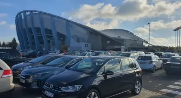 Mieszkańcy skarżyli się na nocne rajdy. Miasto zapowiada kamery przy Hali Mistrzów