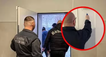 Osadzeni z Zakładu Karnego we Włocławku odświeżają sale lekcyjne w SP 23