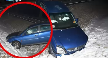 18-latek zabrał auto znajomemu i wjechał do rowu. Potem rzucił się do ucieczki