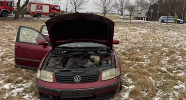 Auto przebiło barierki i wylądowało w polu. Wypadek na DK62