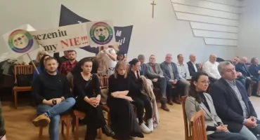 Burzliwa sesja we Włocławku. Rodzice z transparentami, radni decydują o łączeniu placówek