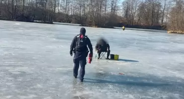 Wchodzą na zamarznięte zbiorniki wodne. Policja kontroluje i ostrzega przed tragedią