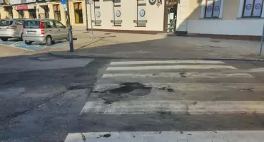 Krajobraz po zimie we Włocławku – ubytki, piach i niedopałki