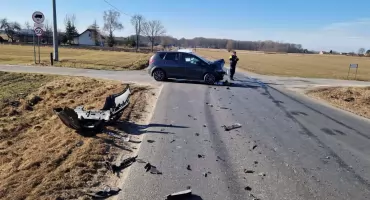Wypadek w powiecie włocławskim. Kierowca zakleszczony w rozbitym aucie
