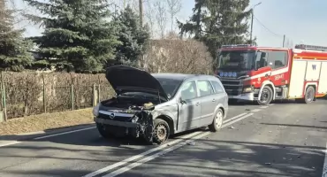 Wypadek w Brześciu Kujawskim. Na miejscu służby ratunkowe. Droga zablokowana