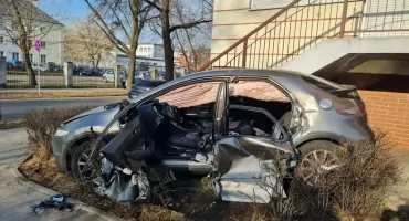 Wypadek we Włocławku. Osobówka uderzyła w słup, dwie  osoby trafiły do szpitala