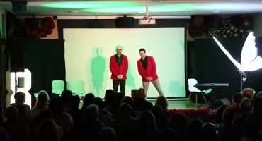 Dzień Kobiet w Chodczu z kabaretem i życzeniami dla mieszkanek 