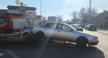 Skosił znaki i wjechał na wysepkę. 50-latek z Lipna był pijany i miał sądowy zakaz