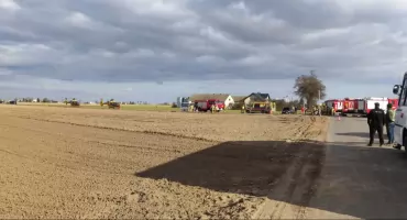 Groźny wypadek w Woli Skarbkowej. Autobus szkolny zderzył się z autem