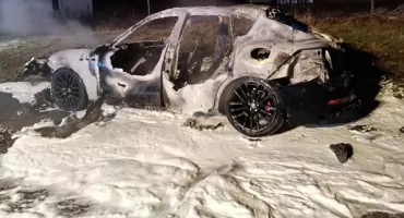 Nocny pożar Maserati w Czerniewicach. Luksusowe auto zamieniło się we wrak