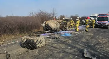 Zderzenie busa z ciągnikiem na DK62. Traktor przewrócony, droga całkowicie zablokowana