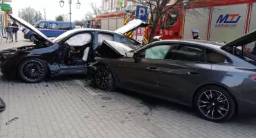 Dwa auta zderzyły się we Włocławku. Dwa samochody rozbite, jedna osoba w szpitalu