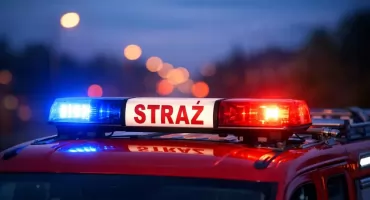 Policja, straż i ratownicy pod wieżowcem we Włocławku. Mężczyzna w oknie na 11 piętrze