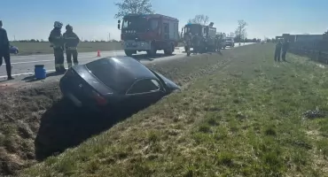 Seat w rowie po zderzeniu z BMW. Utrudnienia pod Włocławkiem