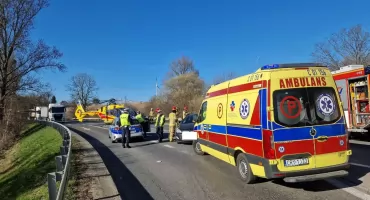 Osobówka zderzyła się z motocyklem. Lądował śmigłowiec LPR