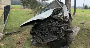 Samochód uderzył w drzewo w powiecie włocławskim. Na miejscu cztery jednostki straży